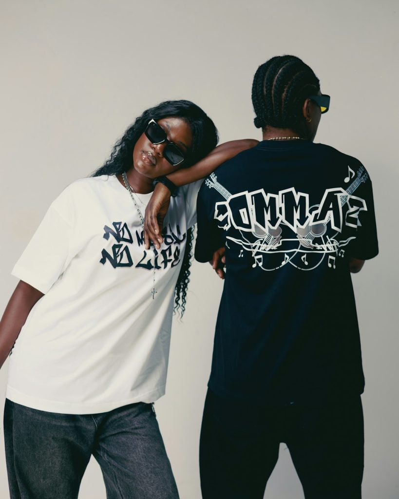 two-people-wearing-graphic-t-shirts-kterkhl8ghg